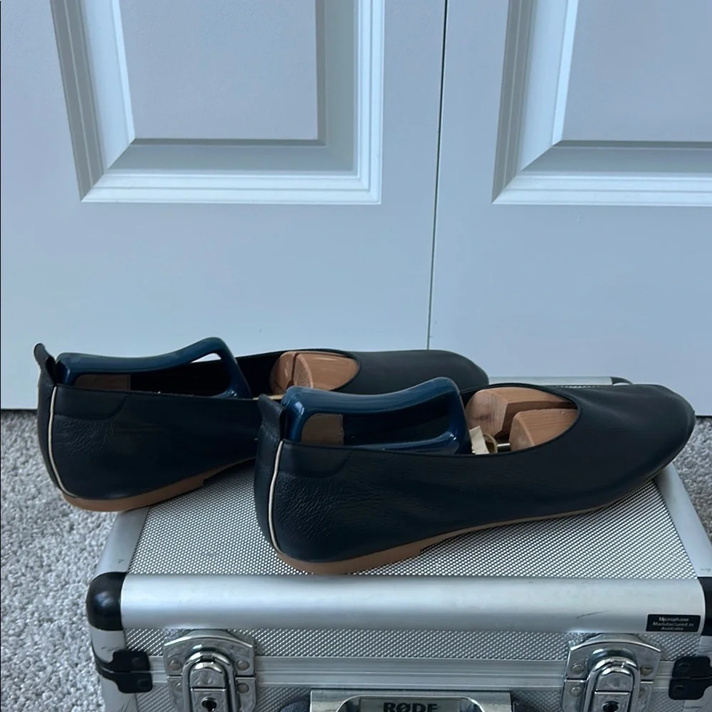 Everlane Elegant Black Leather‎ Women's Flats. The Day Glove.